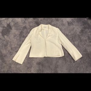 (1) Trendy White Textured Fluffy Akris Punto Blazer/Suit Jacket Women’s Size 10